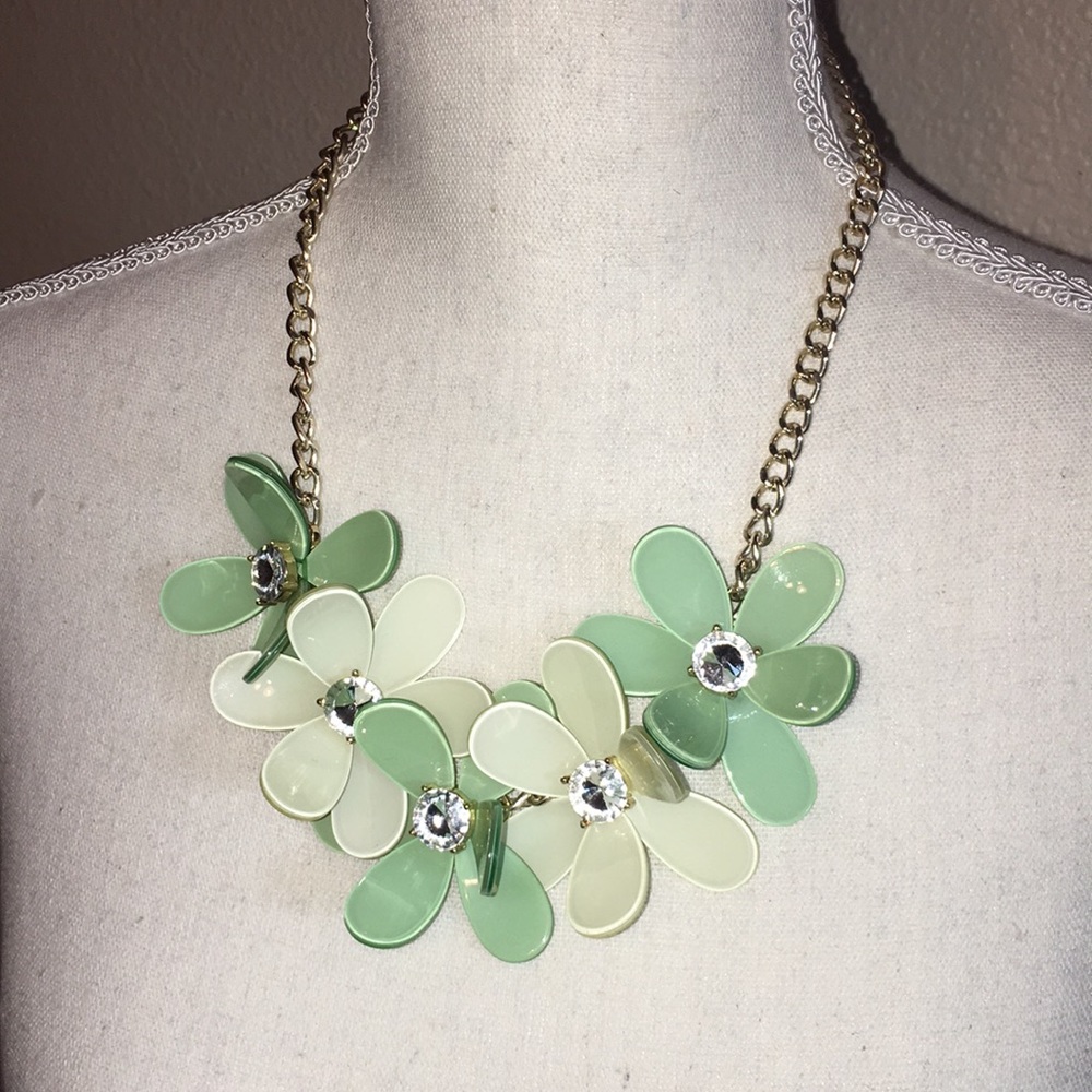 Green fun floral necklace